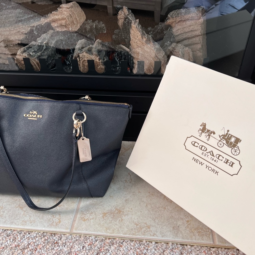 Coach tote purse leather with large outside pocket